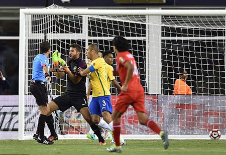 Các cầu thủ Brazil phản ứng mạnh mẽ với trọng tài người Uruguay Andres Cunha.